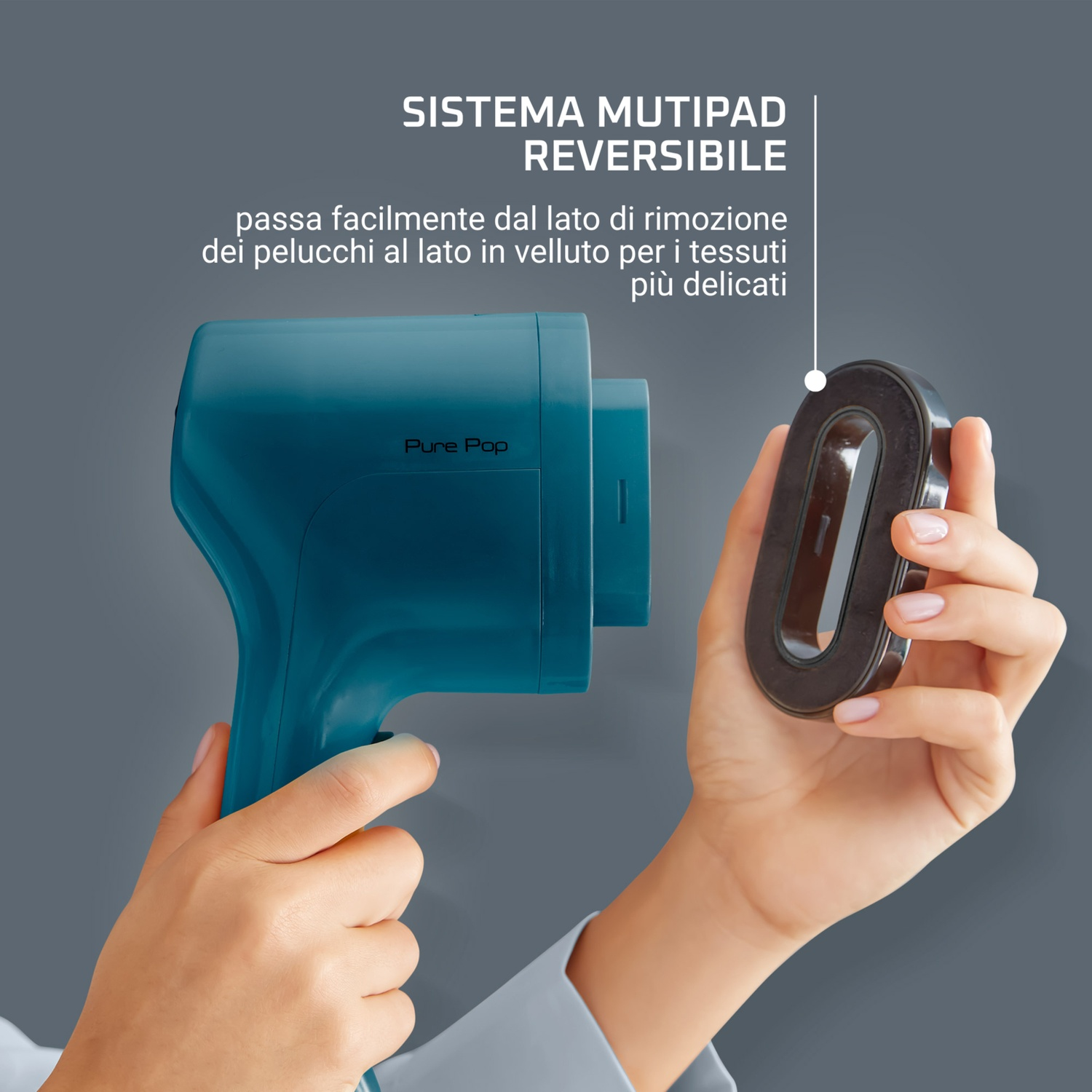 Una persona tiene in mano un dispositivo Pure Pop blu e un accessorio nero a forma di U su sfondo grigio. Il testo descrive il dispositivo.