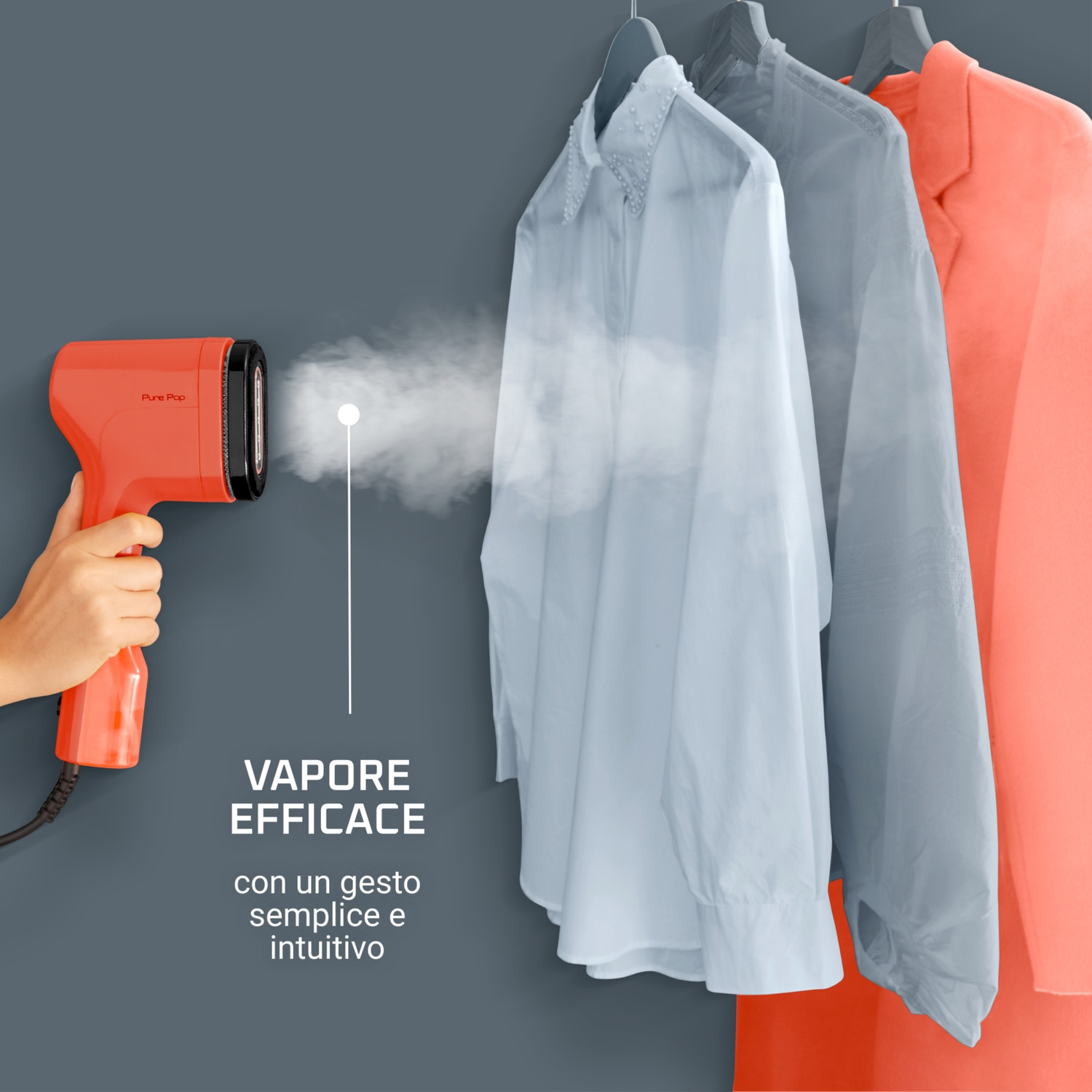 Un vaporizzatore arancione vaporizza una camicia bianca, accanto a vestiti grigi e corallo su grucce, su sfondo grigio.