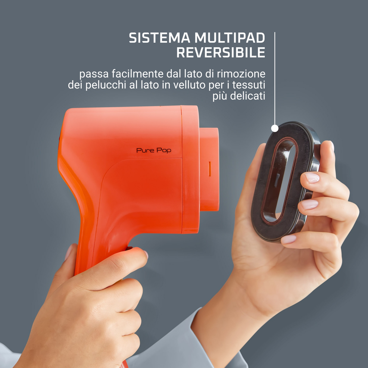 Mano che tiene un dispositivo arancione e un tampone nero. Testo: MULTIPAD REVERSIBILE. Rimuove lanugine dai tessuti.