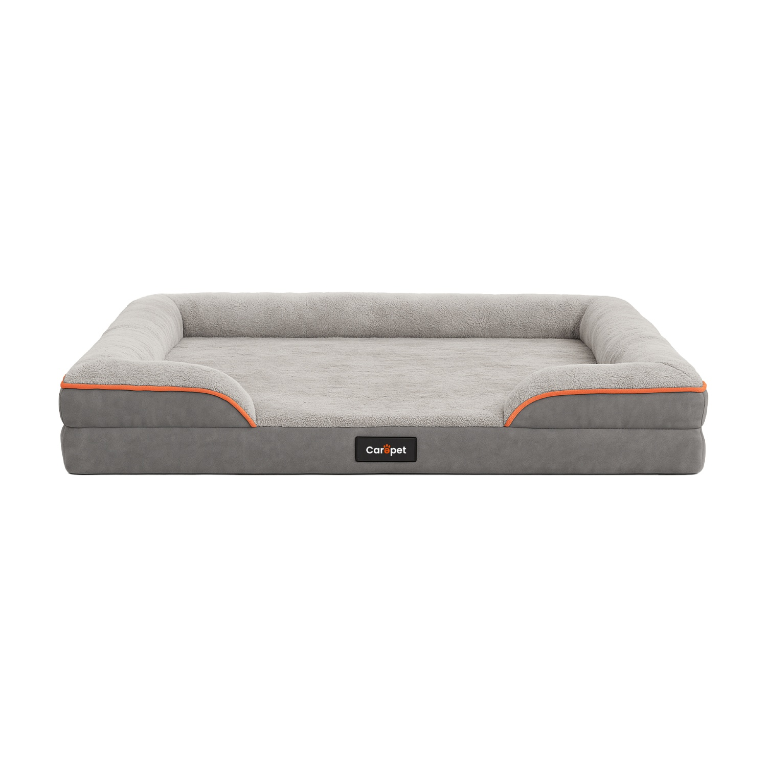 Un letto grigio per cani con rifiniture arancioni. Ha una parte superiore soffice e una forma rettangolare. Il marchio 'Carepet' è visibile.