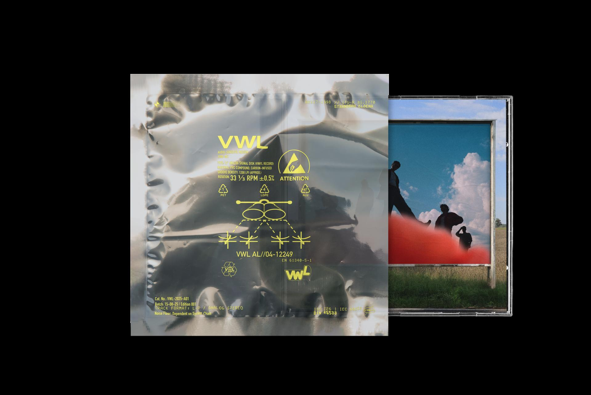 CD-Hülle mit Figuren vor rotem und blauem Himmel. Plastikfolie mit gelben Texten überlagert die Hülle. Im Hintergrund eine Wiese.