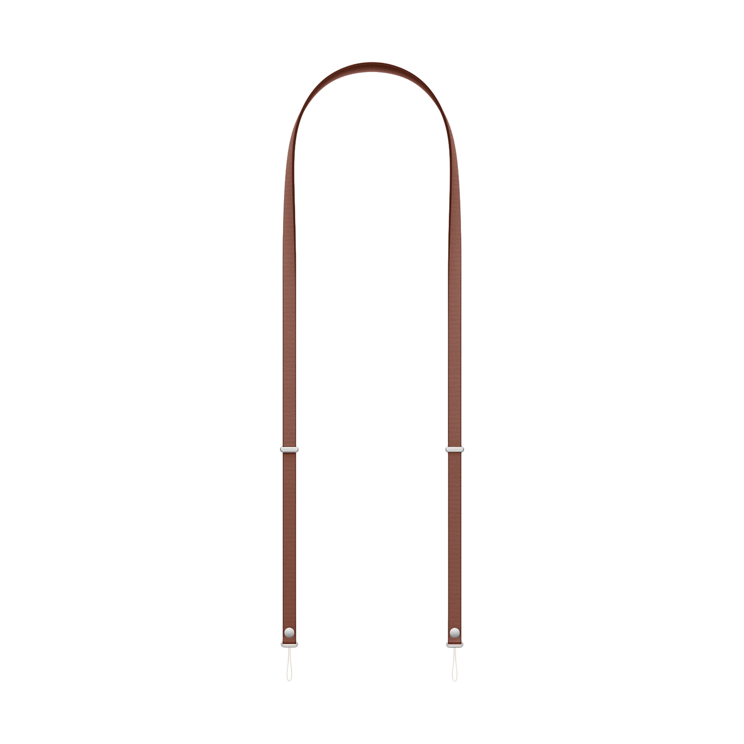 Une bandoulière en cuir marron avec des fermoirs en métal argenté, sur fond noir. La sangle est incurvée.