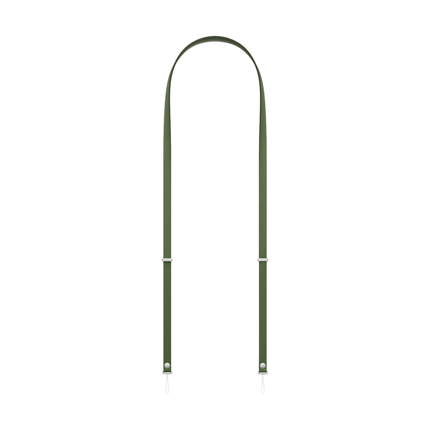 Een olijfgroene camerariem met zilveren metalen clips. De riem is bovenaan gebogen en hangt tegen een zwarte achtergrond.
