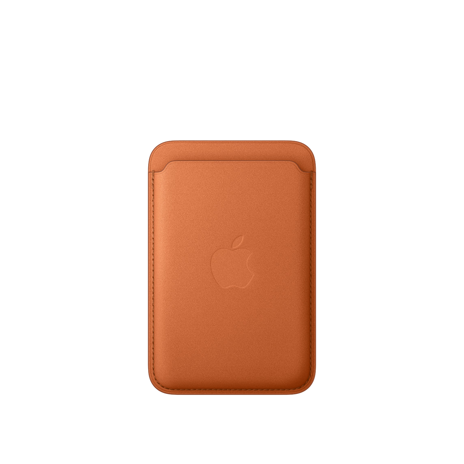 Een bruine leren Apple MagSafe portemonnee, met het Apple-logo in reliëf. De portemonnee is rechthoekig met afgeronde hoeken, tegen een witte achtergrond.