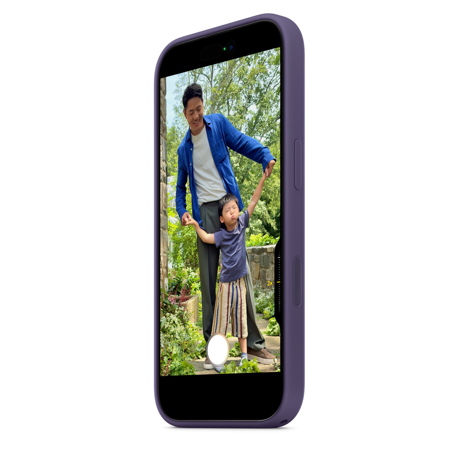 Een man en een kind lopen hand in hand in een tuin. De afbeelding staat op een telefoonscherm.