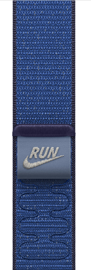 Ein blaues Stoffband mit einem Etikett mit der Aufschrift 'RUN' und einem Nike-Logo. Das Band hat ein strukturiertes Muster und dunkelblaue Ränder.