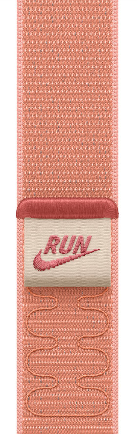 Ein pfirsichfarbener Stoffriemen mit einem weißen Etikett. Das Etikett hat "RUN" und ein Nike-Logo in Pfirsichfarben gestickt.