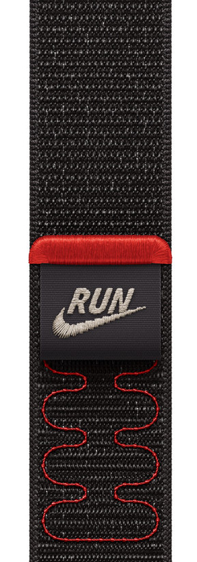 Schwarzes Band mit roten Akzenten. Ein Etikett mit der Aufschrift 'RUN' und einem Nike-Logo. Rote Nahtdetails. Oben rote Nähte.