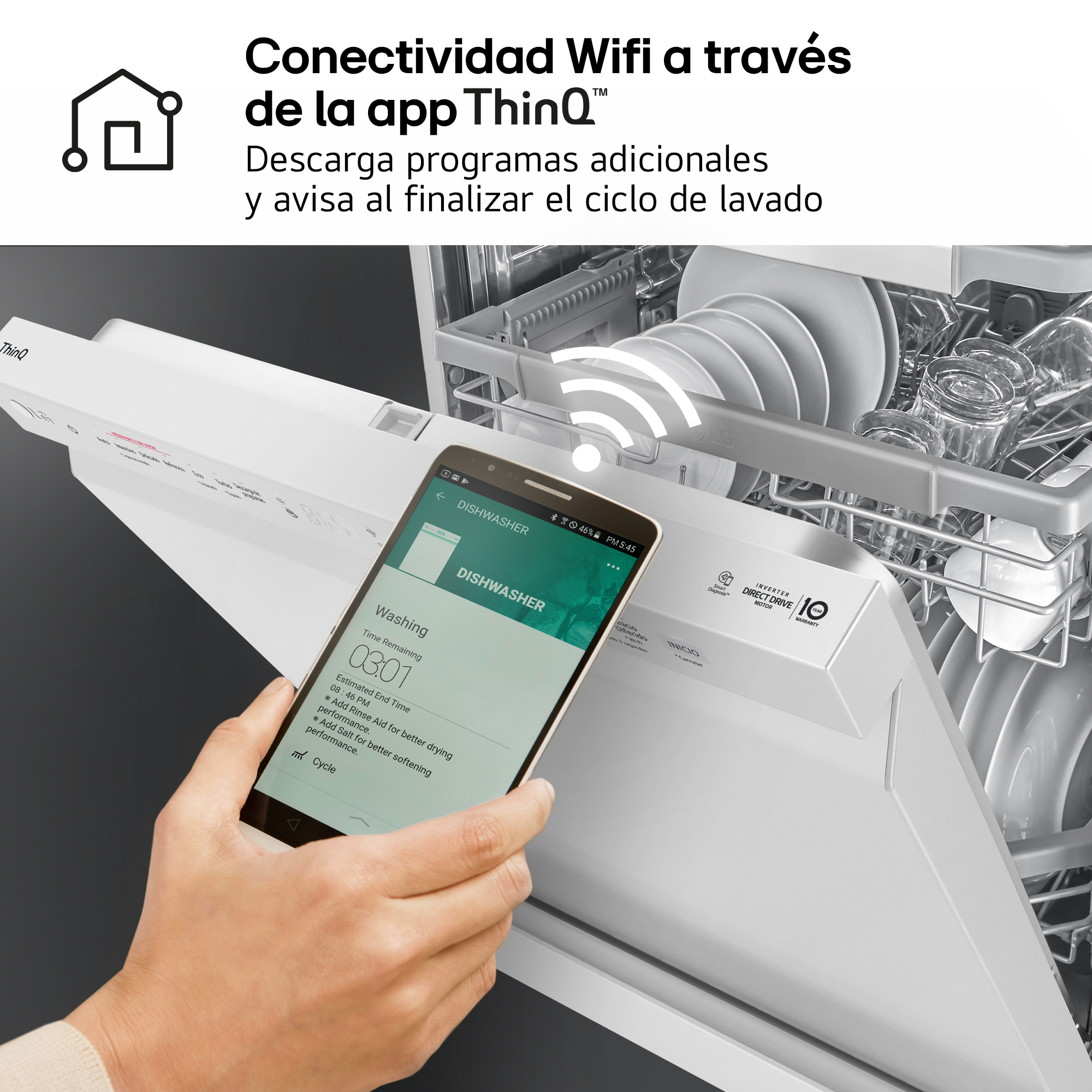 Conectividad Wifi a través de la app ThinQ. Descarga programas adicionales y avisa al finalizar el ciclo de lavado. Mano con móvil y panel.