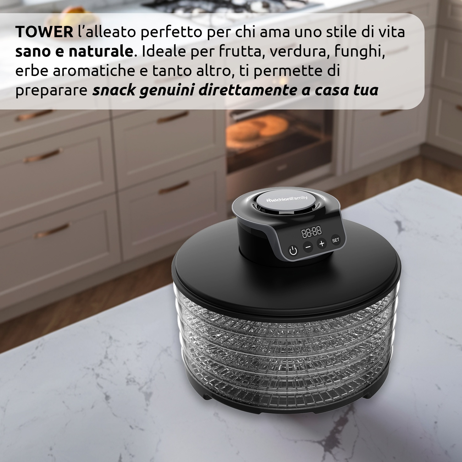 Un essiccatore alimentare nero con display digitale su un piano di lavoro bianco. Il testo promuove snack salutari.