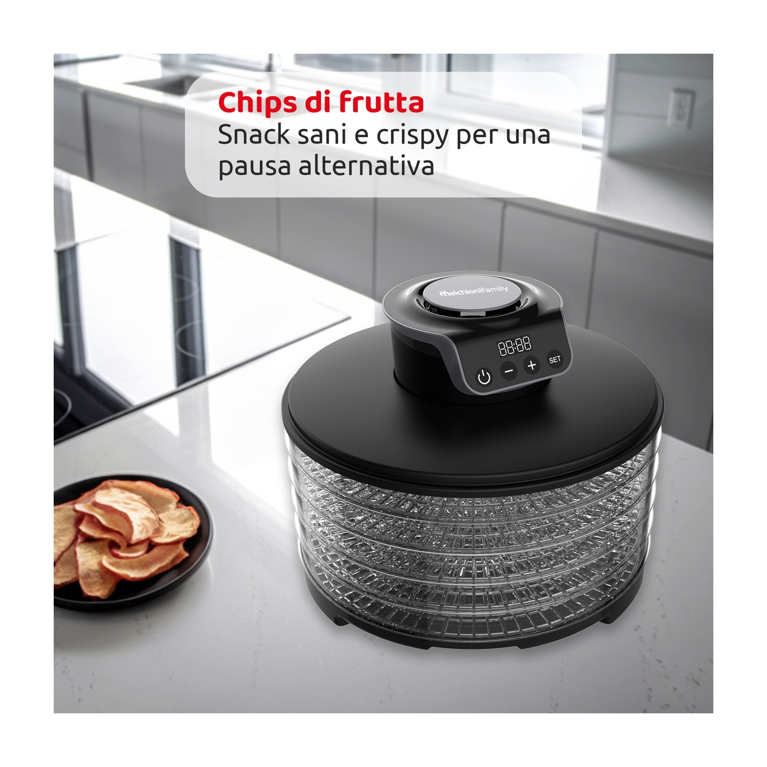 Un essiccatore per alimenti su un piano di lavoro. Un piatto di patatine di frutta secca è a sinistra. Il testo recita 'Chips di frutta'.