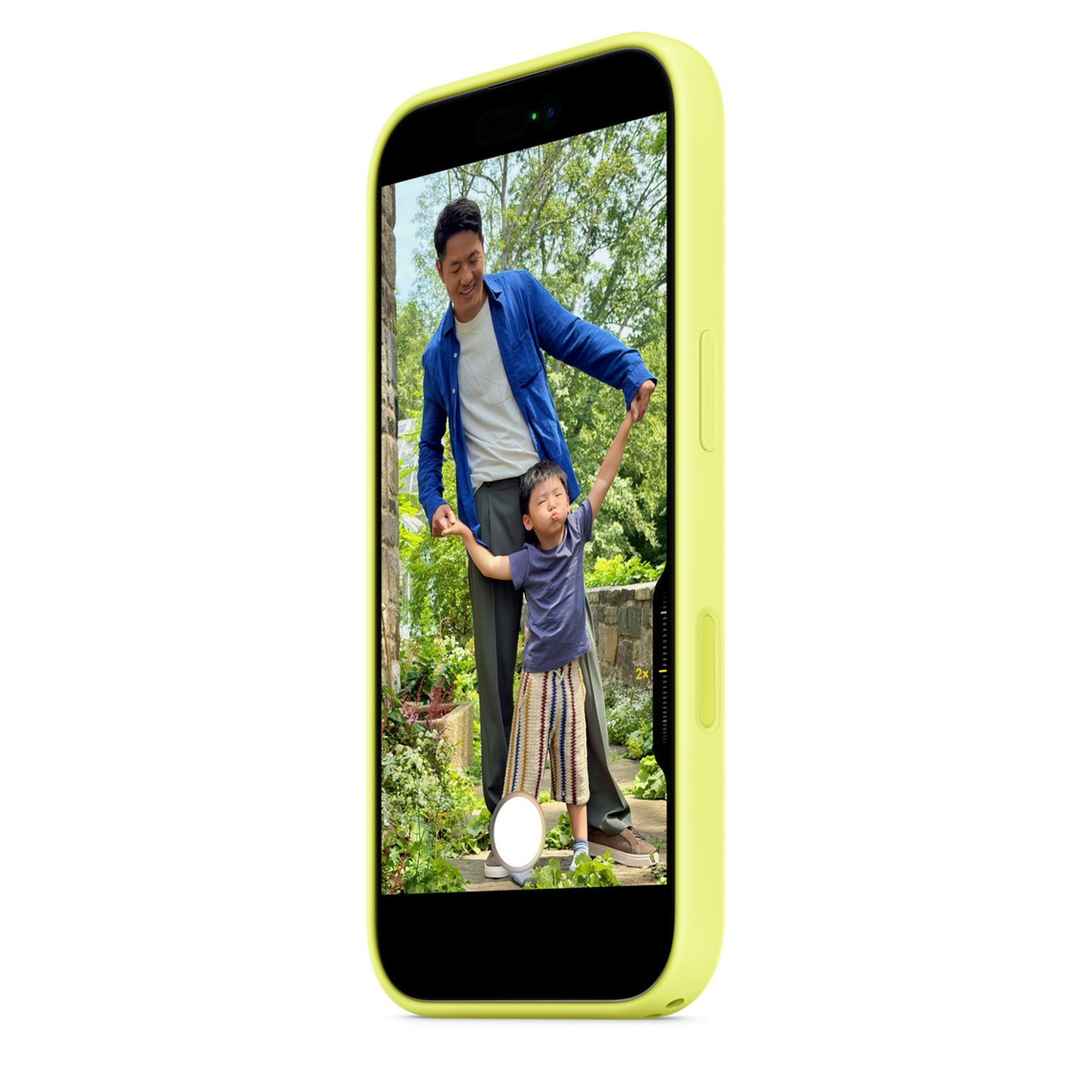 Een vader en kind houden elkaars hand vast in een tuin. Het kind trekt een grappig gezicht. De afbeelding staat op een telefoon.