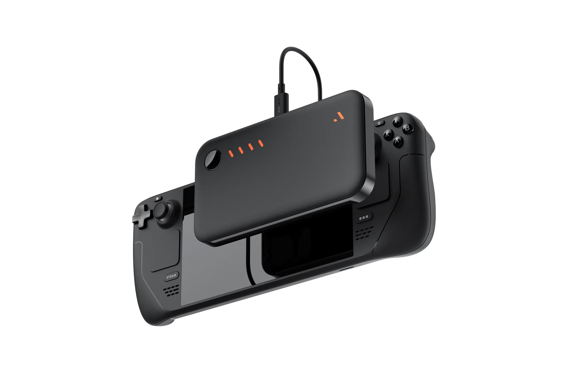 Schwarzes Steam Deck mit einer schwarzen Powerbank, die über ein Kabel verbunden ist. Die Powerbank hat orangefarbene Kontrollleuchten.