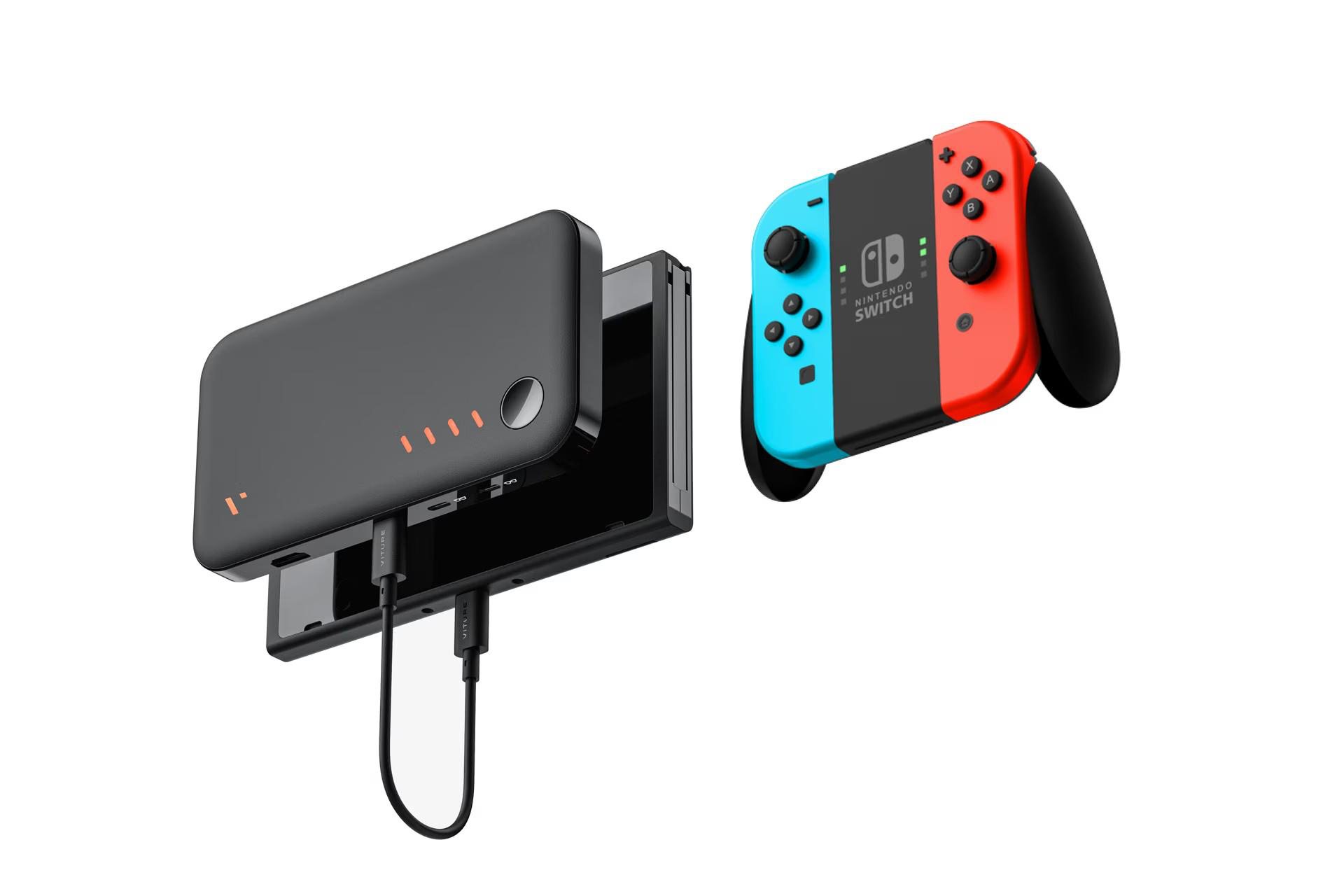 Eine schwarze Powerbank mit einer Nintendo Switch und einem Ladegerät. Der Switch-Controller ist blau und rot.