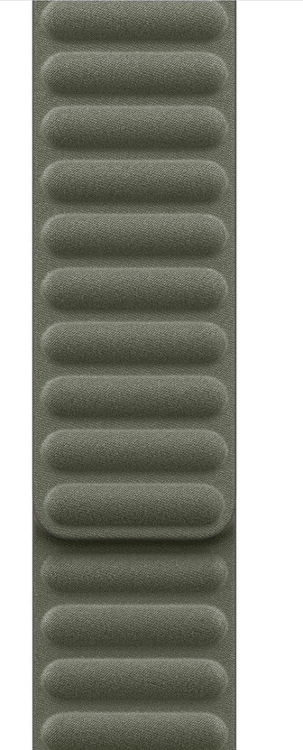 Ein olivgrünes Armband. Es hat eine strukturierte Oberfläche mit erhabenen, abgerundeten Rippen, die in Längsrichtung verlaufen. Der Hintergrund ist weiß.