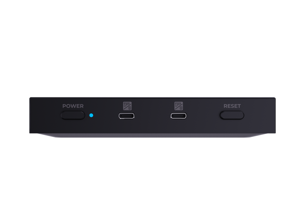 Dispositivo negro con botones de encendido y reinicio, dos puertos USB-C y un indicador de encendido azul. El fondo es negro.