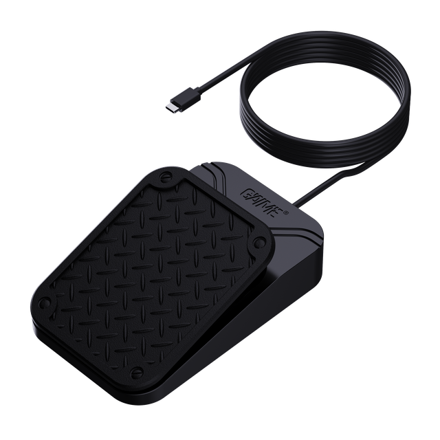 Un pedal negro con superficie texturizada y la palabra 'GAME', conectado a un cable negro con conector USB-C.