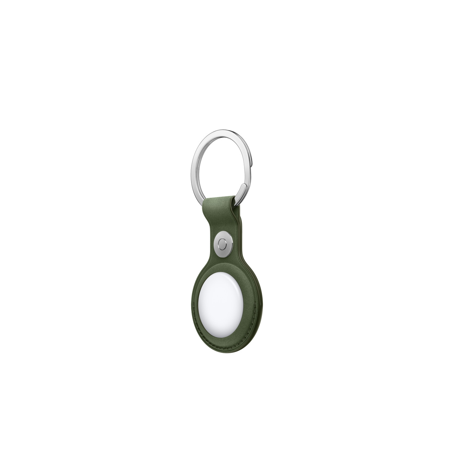 Un AirTag avec un support en cuir vert et un porte-clés argenté. L'AirTag a un centre blanc.