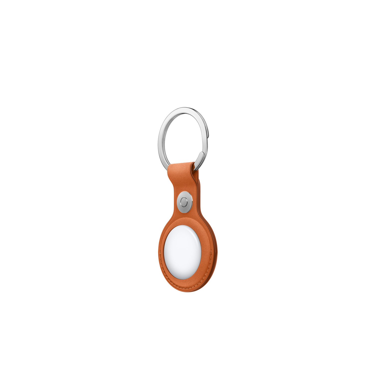 Un étui AirTag en cuir orange avec un porte-clés argenté. L'AirTag est blanc et fixé avec un bouton argenté.