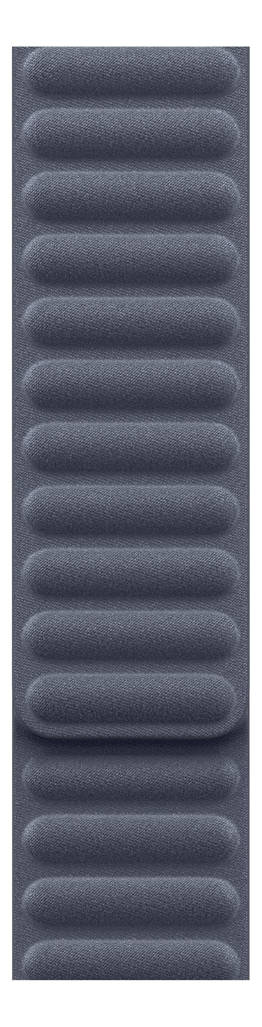 Gros plan d'un bracelet en tissu gris texturé avec des crêtes horizontales et arrondies. Le fond est noir.