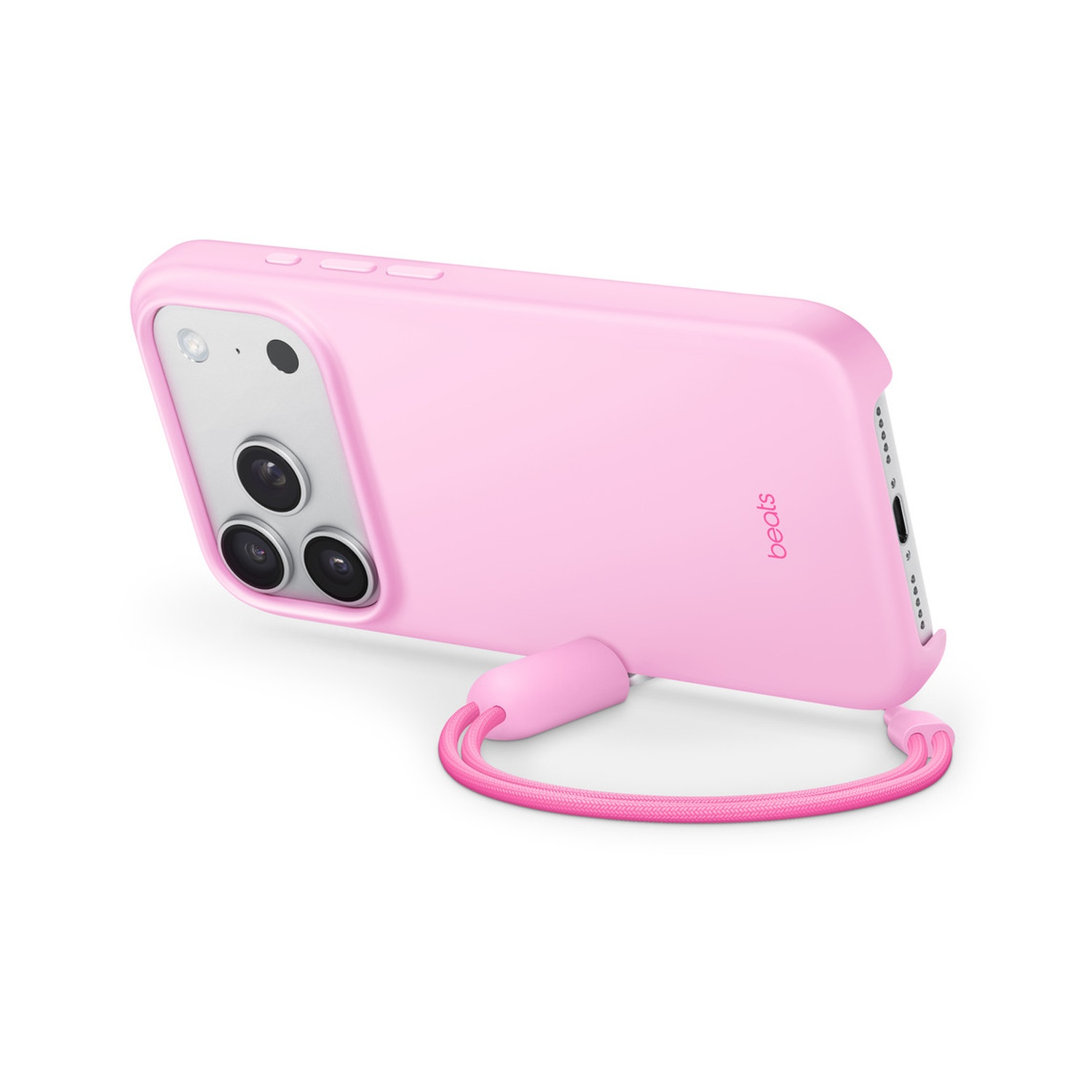 Een roze telefoonhoesje met een bandje. De hoes heeft het 'beats'-logo. De telefoon heeft drie lenzen en is naar rechts gekanteld.