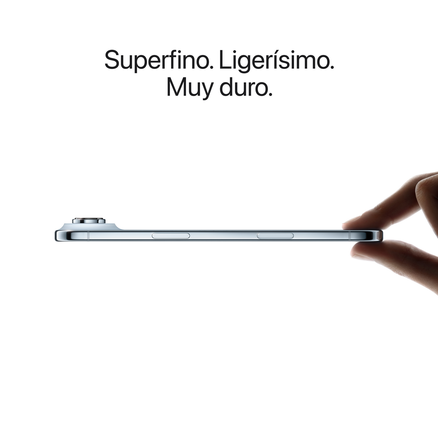 Un smartphone plateado sostenido por dedos sobre fondo blanco. El texto dice Superfin, Ligerísimo y Muy duro.