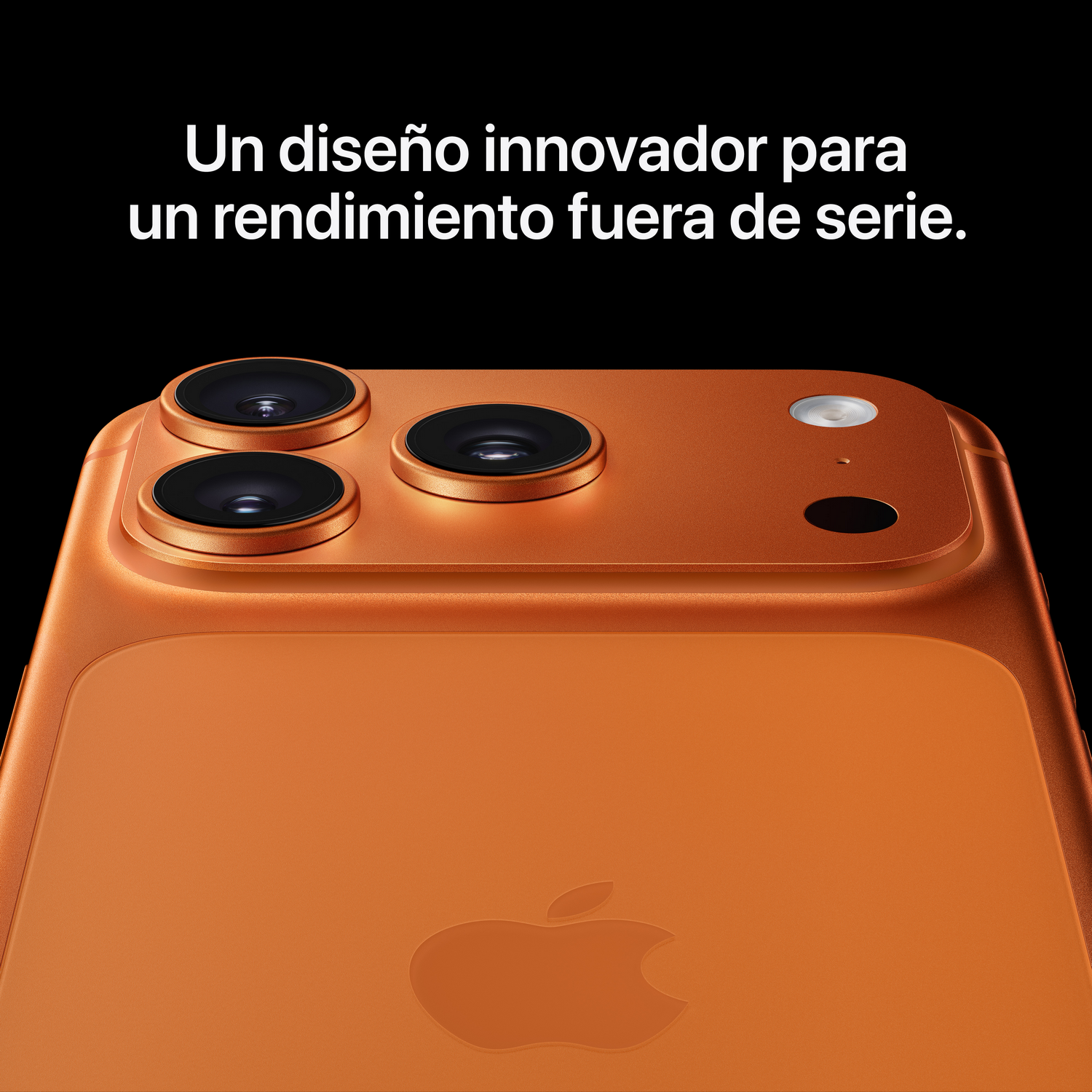 Parte trasera de teléfono naranja con tres lentes de cámara y flash, logotipo de Apple, texto en español sobre fondo negro.