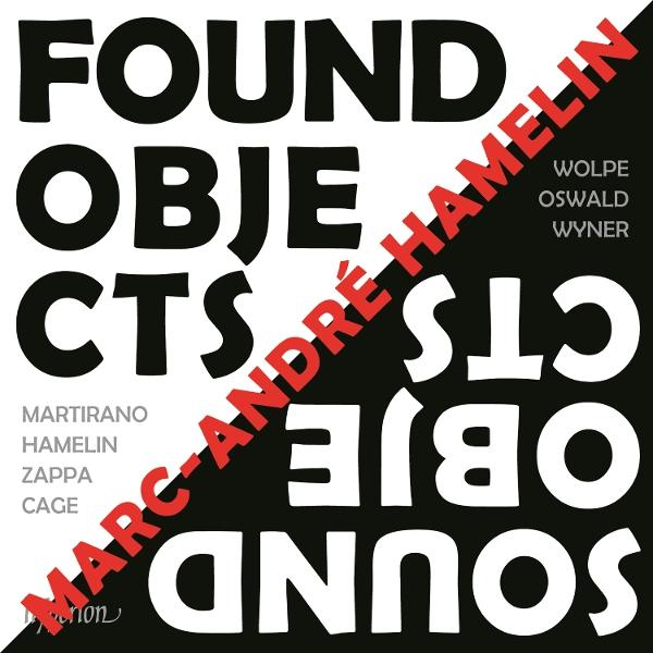 Poster mit schwarz-weißem Text. 'FOUND OBJECTS' in großen Buchstaben. Roter Text 'MARC-ANDRÉ HAMELIN' diagonal über dem Bild.