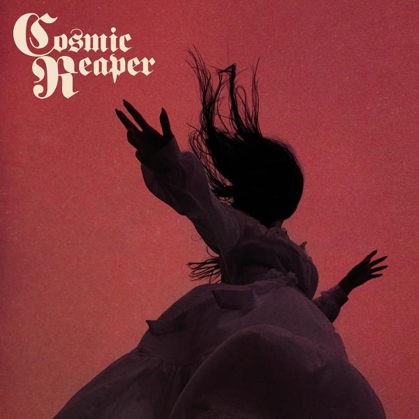 Silhouette einer Person in weißem Kleid, die vor rotem Hintergrund fällt. Langes schwarzes Haar und ausgestreckte Arme. Text 'Cosmic Reaper'.