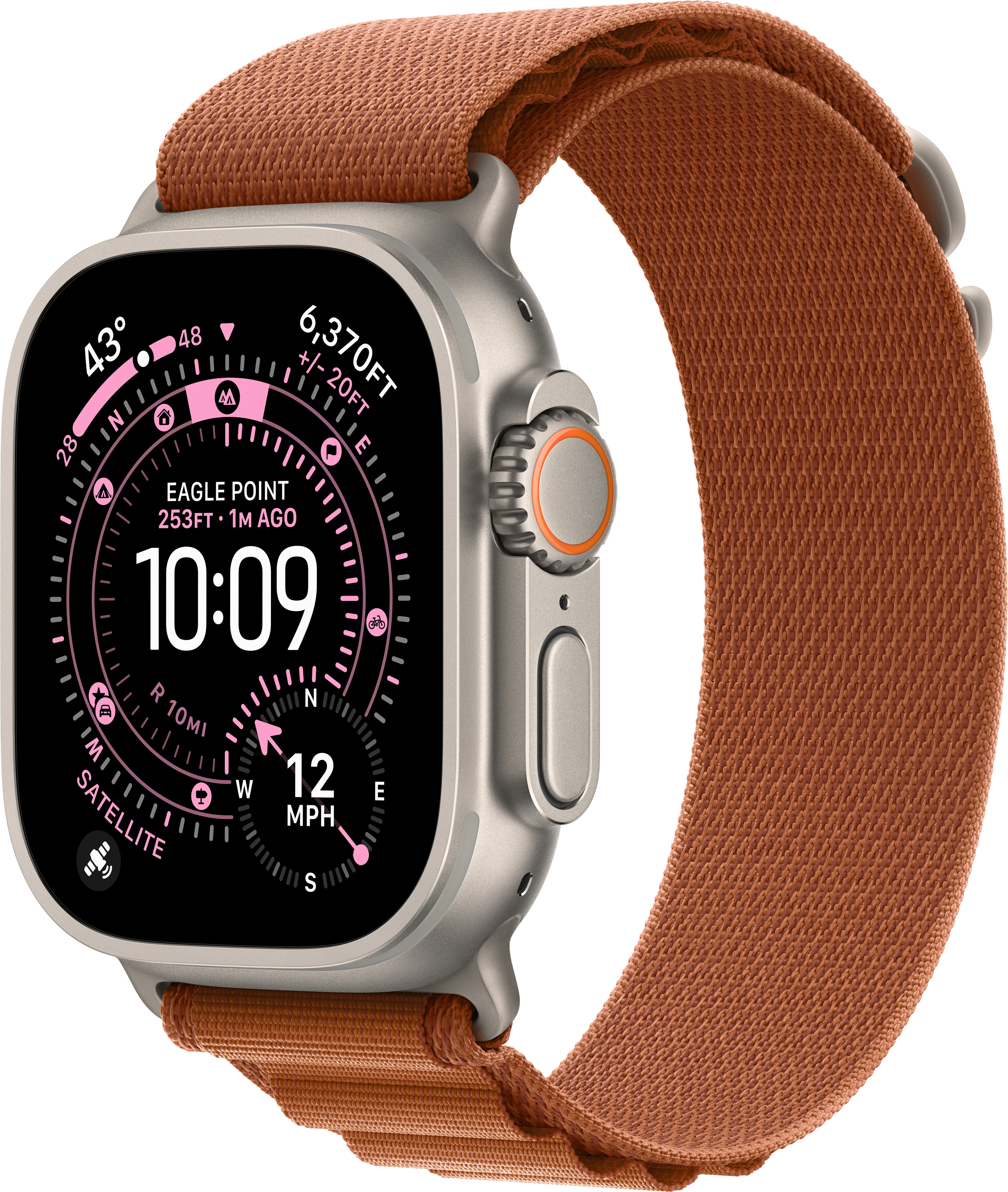 Une Apple Watch argentée avec un bracelet marron affiche l'heure et des données. Le cadran affiche l'heure, l'emplacement et diverses mesures.