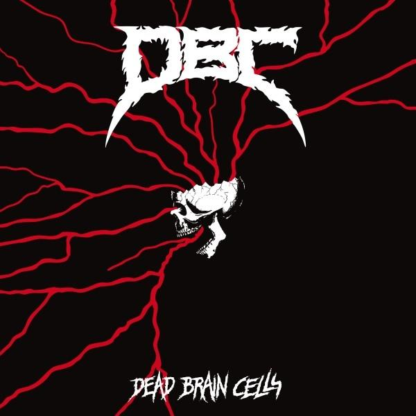 Schwarzer Hintergrund, weißer "DBC"-Text, roter Blitz, Totenkopf mit freiliegendem Gehirn und Text "DEAD BRAIN CELLS".