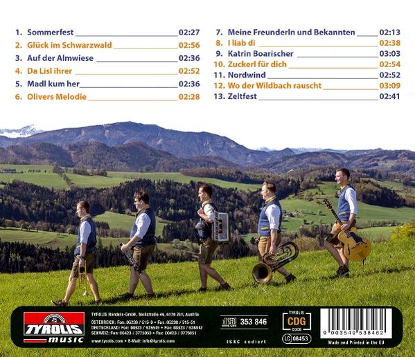 Fünf Männer in Tracht gehen auf einem grünen Hügel, mit Musikinstrumenten und Bergen im Hintergrund.