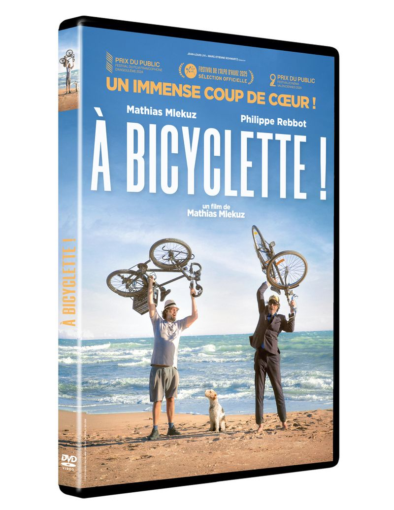 Couverture DVD de 'À Bicyclette !' Deux hommes tiennent des vélos au-dessus de leur tête sur une plage. Un chien est à côté d'eux. Texte : 'Un immense coup de cœur !'