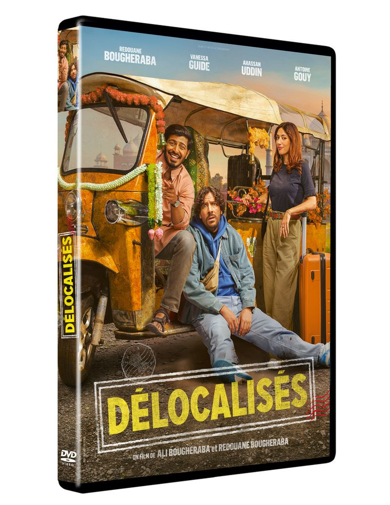 DVD-hoes: Drie mensen poseren bij een gele tuk-tuk. De titel is 'Délocalisés'. Acteursnamen staan erboven. Een oranje koffer is zichtbaar.