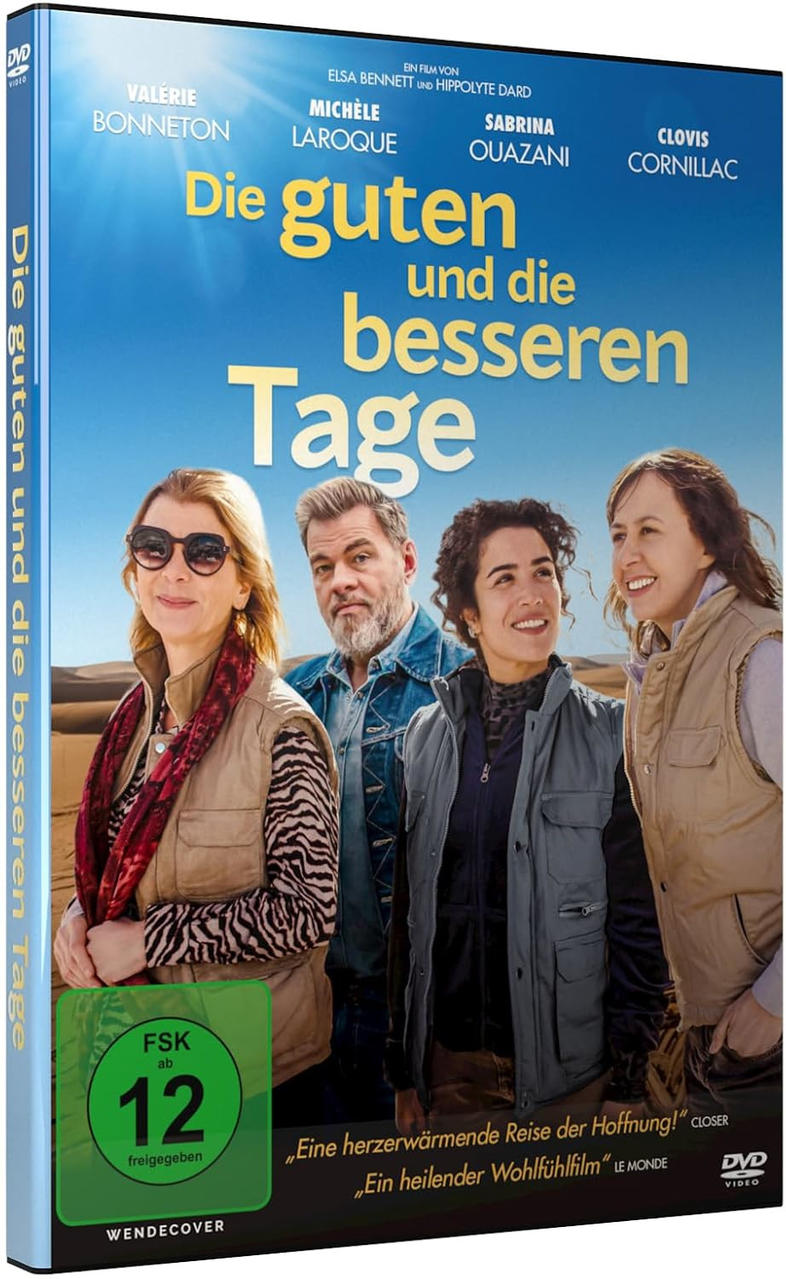 Vier Personen stehen in einer Wüstenlandschaft vor blauem Himmel. Der Filmtitel ist in Gelb.