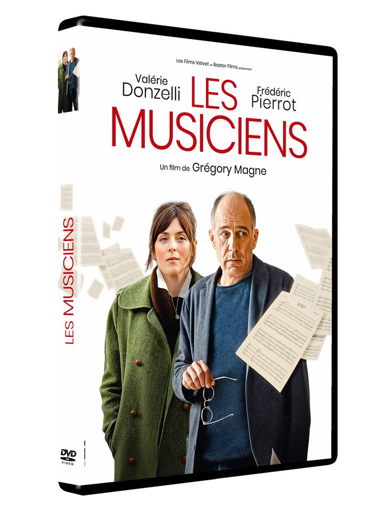 DVD-hoes van 'Les Musiciens'. Een vrouw in een groene jas en een man in een blauwe trui. De titel is rood. Muzieknoten op de achtergrond.