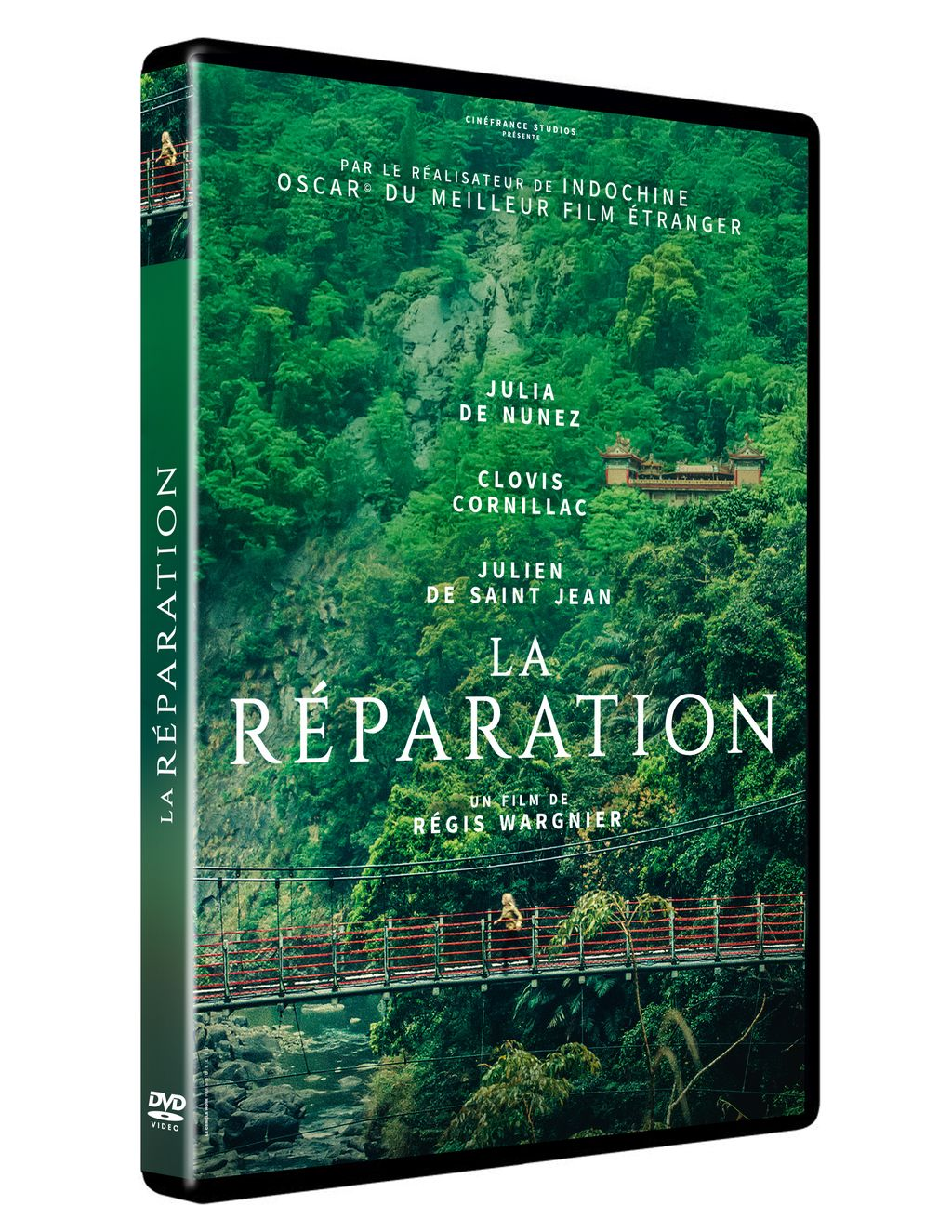 DVD-hoes: 'La Réparation'. Een brug over een kloof, een vrouw loopt erop. Groene vegetatie en tekst op de hoes.