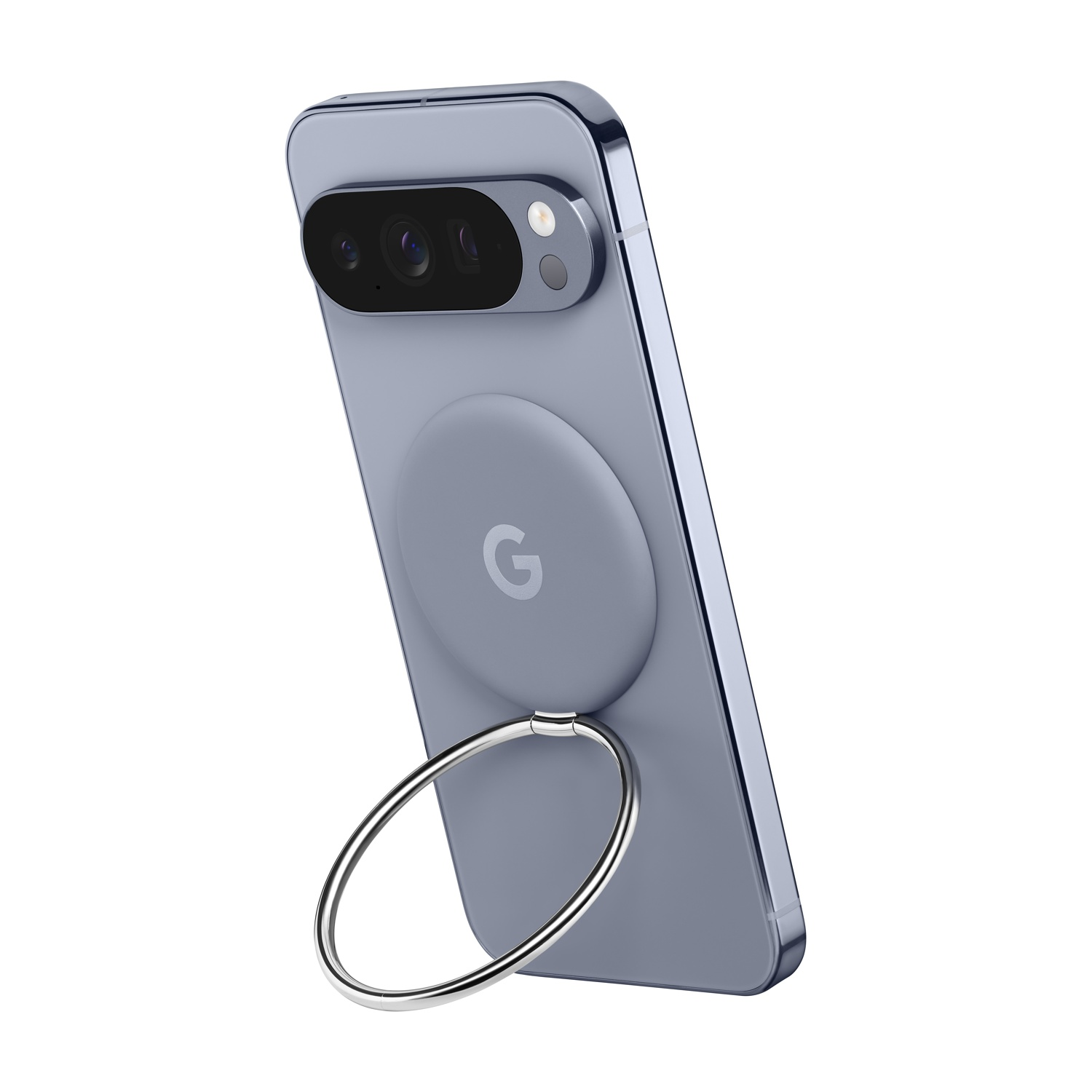 Un telefono Google Pixel azzurro con supporto ad anello. Il telefono è angolato, mostrando la fotocamera e il logo Google.