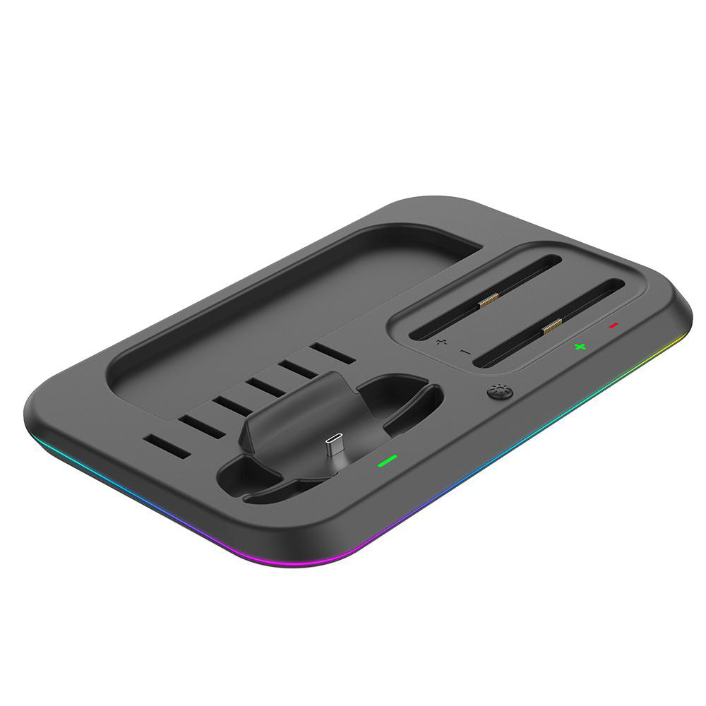 Eine schwarze Ladestation mit farbigen LED-Leuchten. Sie hat Schlitze für Controller, einen USB-Anschluss und Kontrollleuchten.