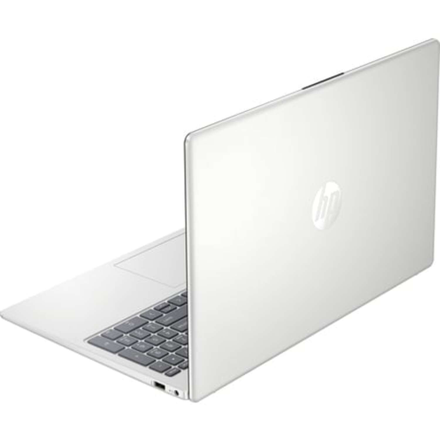 Un ordinateur portable HP argenté est ouvert, affichant le clavier. Le couvercle affiche le logo HP. Le fond est blanc.