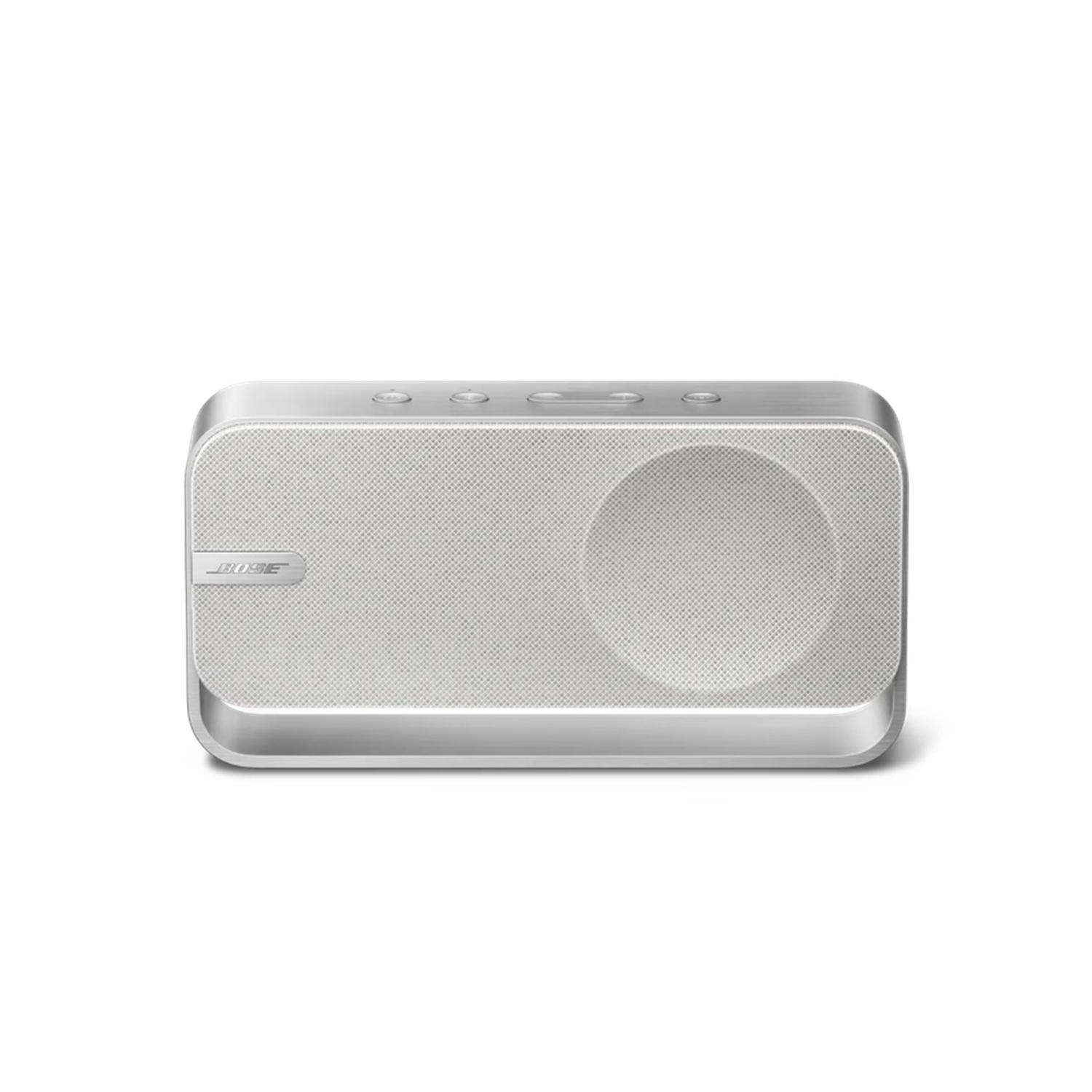 Een zilveren en witte Bose-luidspreker staat in het midden op een witte achtergrond. Het heeft een luidsprekerrooster en knoppen aan de bovenkant.