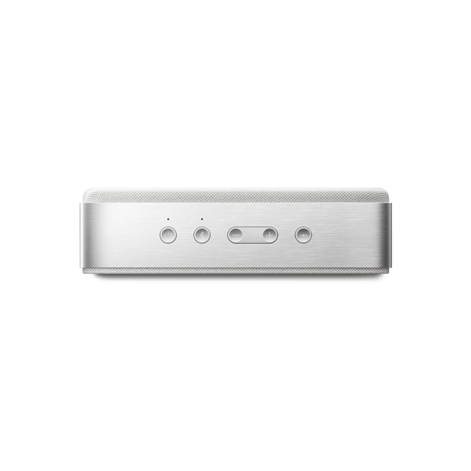 Een rechthoekige zilverkleurige luidspreker met een mesh bovenkant en vier knoppen. Knoppen zijn onder meer aan/uit, Bluetooth en volumeregeling. Witte achtergrond.