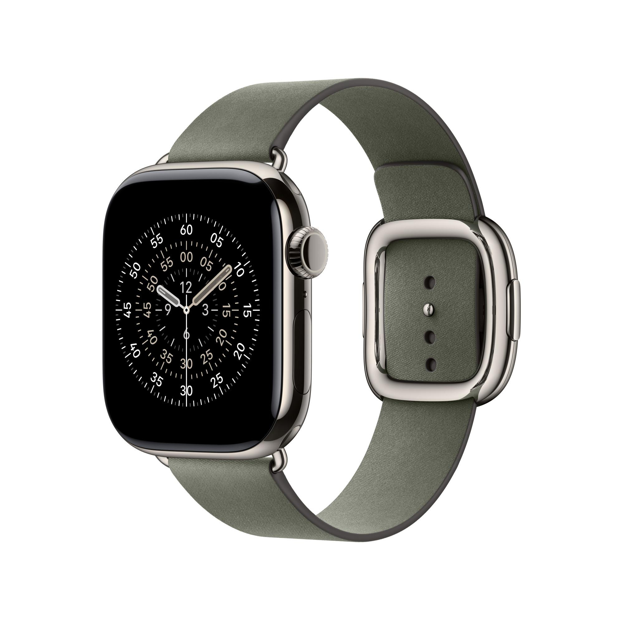 Eine silberne Apple Watch mit grünem Lederarmband. Das Zifferblatt zeigt ein schwarzes Zifferblatt mit weißen Markierungen.