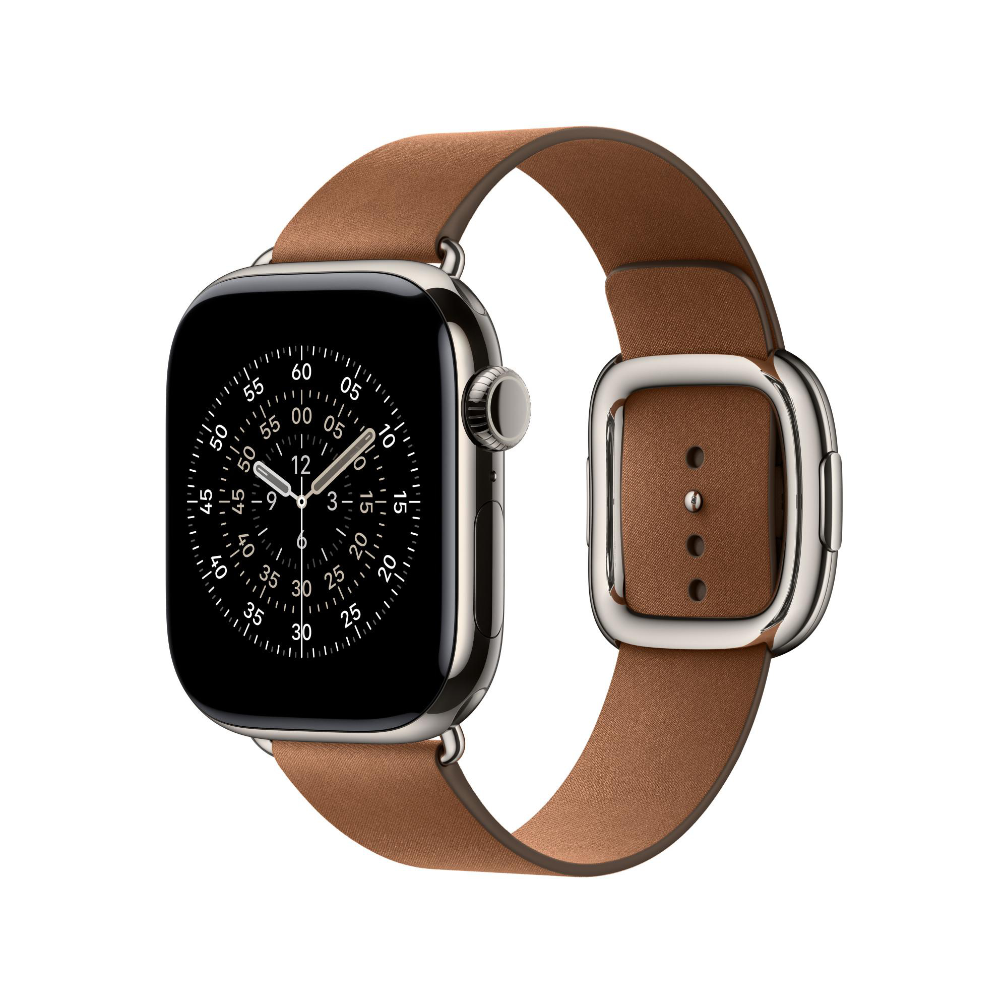 Eine silberne Apple Watch mit braunem Lederarmband und schwarzem Zifferblatt mit der Uhrzeit. Weißer Hintergrund.