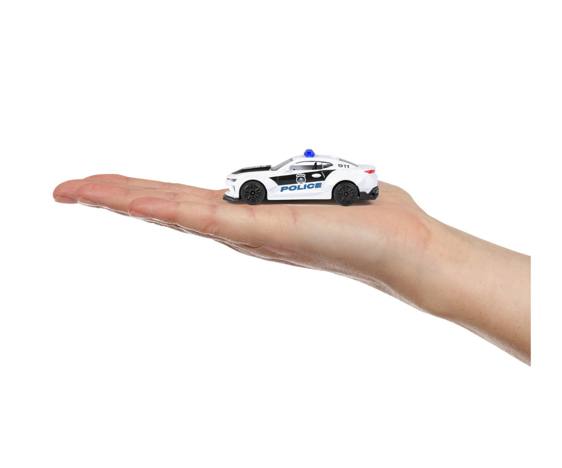 Ein weißes Spielzeug-Polizeiauto wird auf einer Handfläche gehalten. Es hat schwarze Akzente, ein blaues Licht und das Wort 'POLIZEI'.
