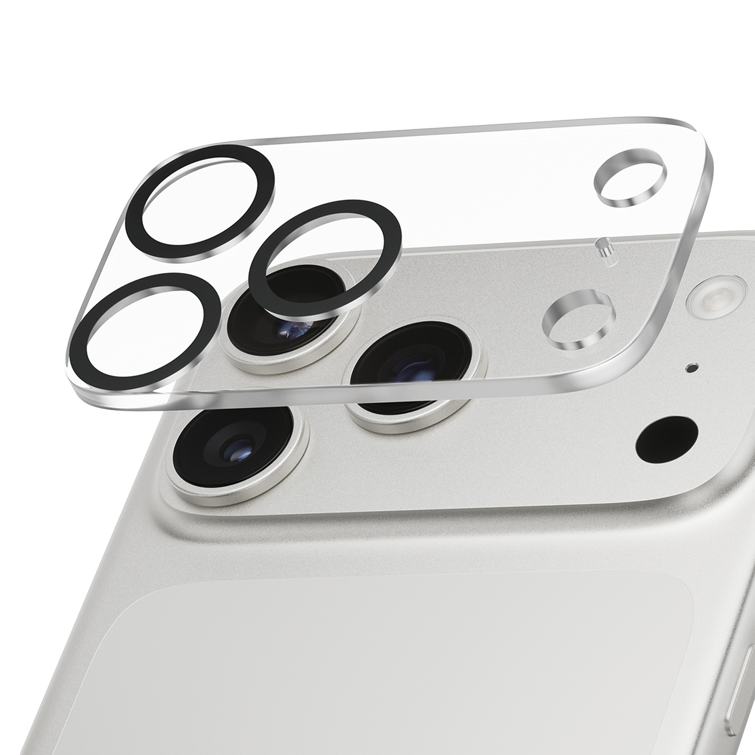 Close-up van een lensbeschermer voor de telefooncamera. De zilveren achterkant van de telefoon met cameralenzen en een transparante beschermer is zichtbaar.