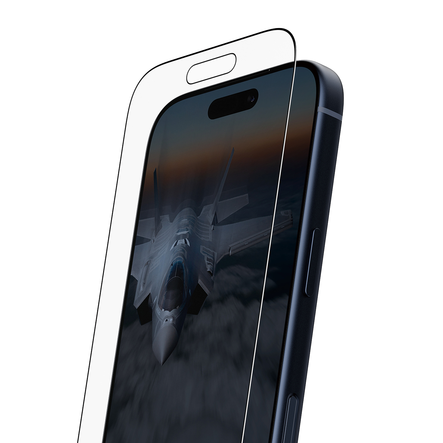Een smartphone met schermbeschermer, met een straaljager in vlucht. De telefoon is donkerblauw en heeft een witte schermbeschermer.