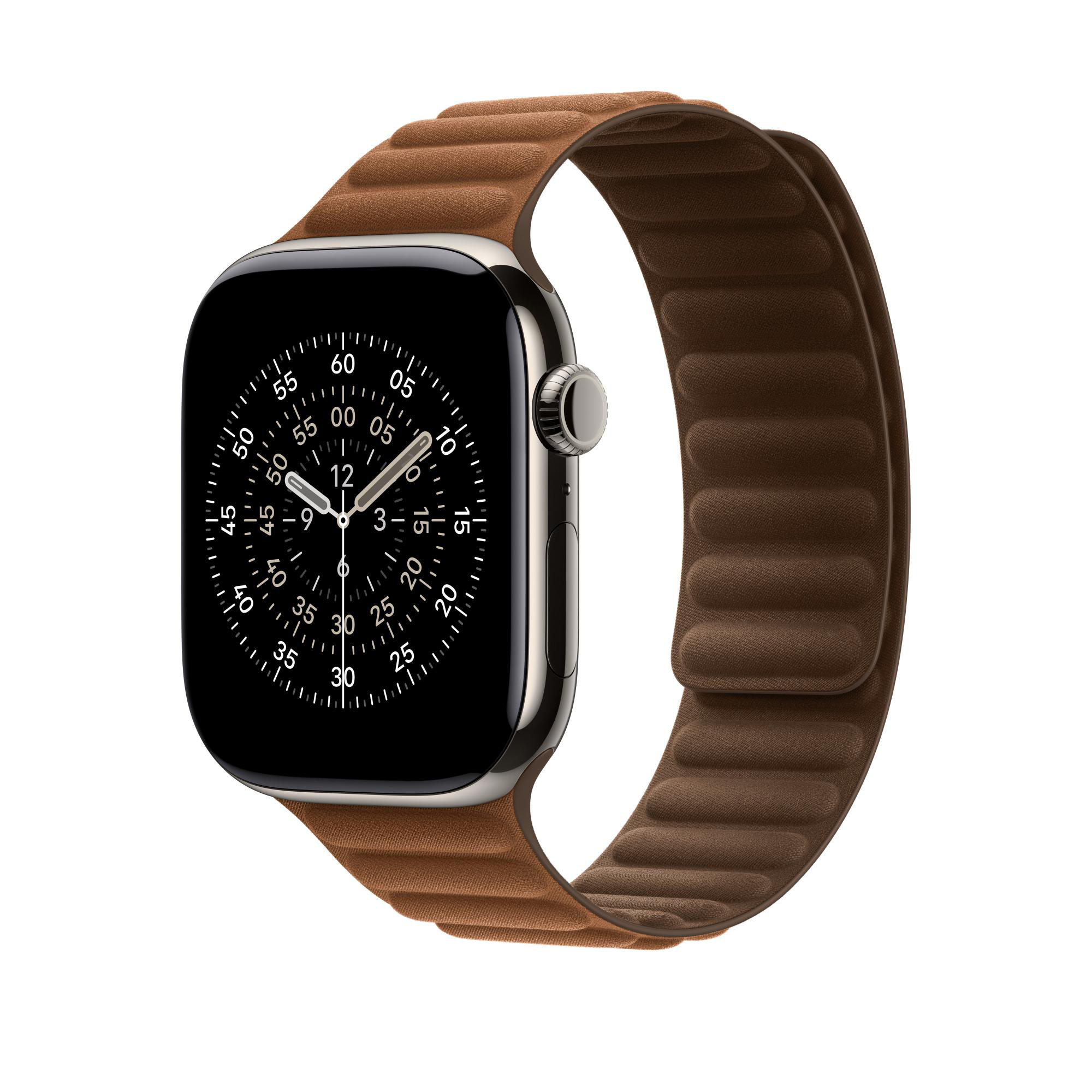 Eine Apple Watch mit braunem Lederarmband. Das Zifferblatt zeigt die Uhrzeit. Weißer Hintergrund.