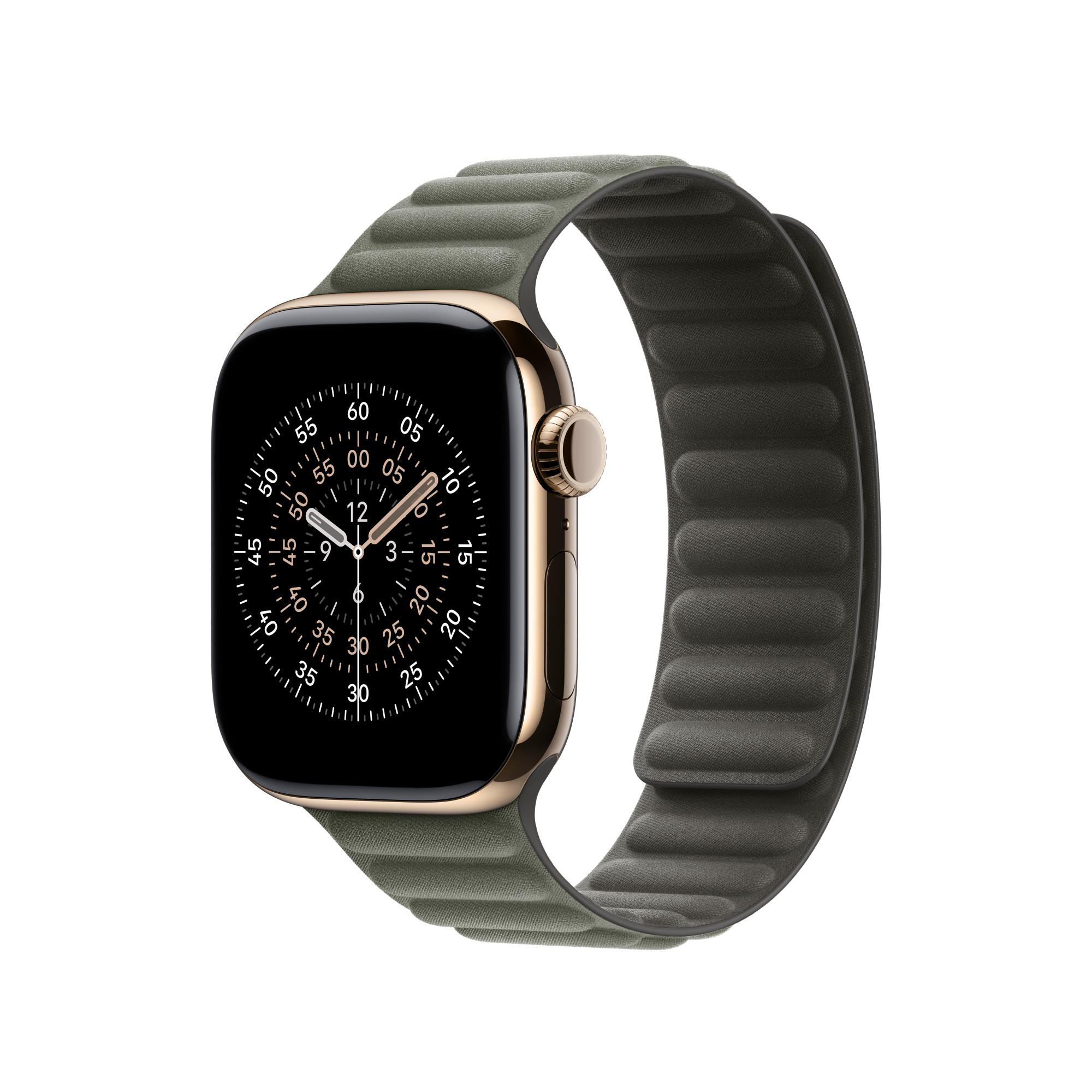 Goldene Apple Watch mit schwarzem Bildschirm, der die Zeit anzeigt, olivgrünes Armband. Isoliert auf Weiß.