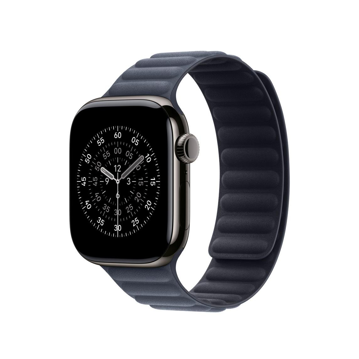 Eine dunkelgraue Apple Watch mit schwarzem Zifferblatt, die die Uhrzeit anzeigt. Die Uhr hat ein passendes dunkelgraues Magnetarmband.